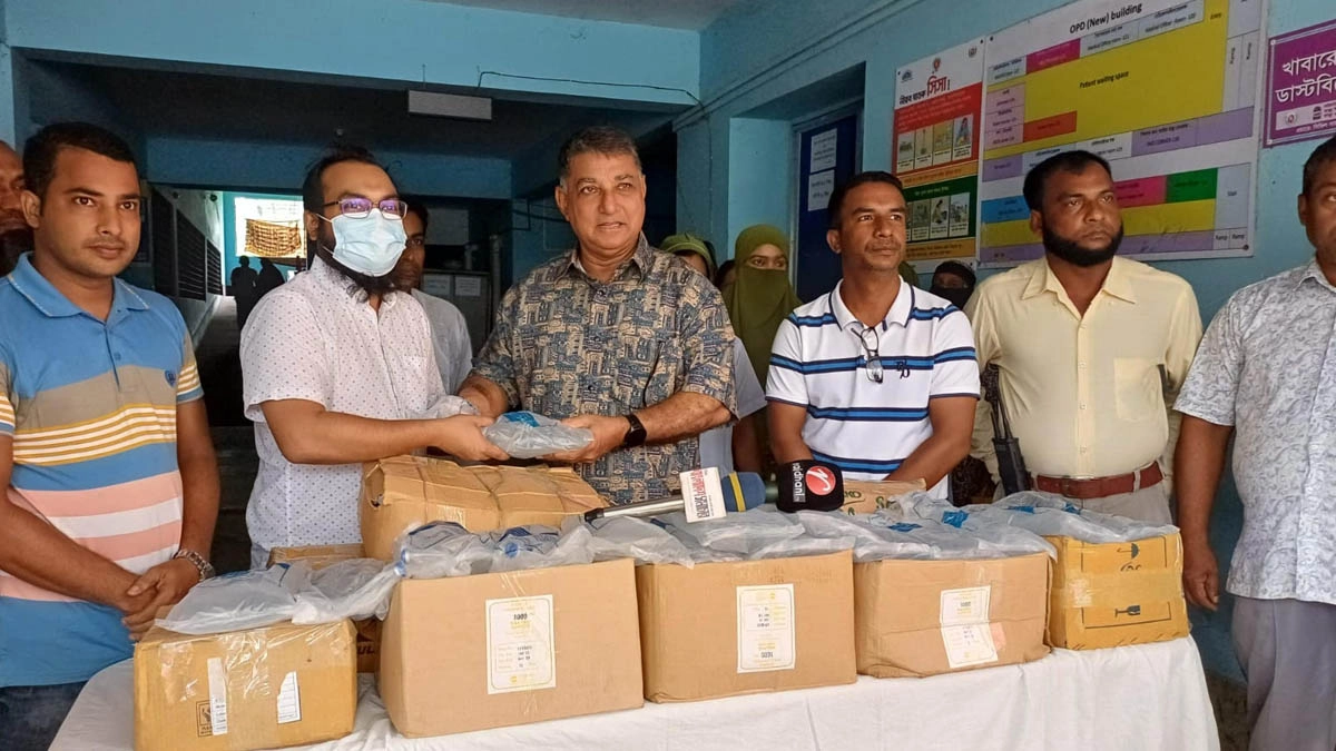 ডেঙ্গুর প্রকোপ যখন বাড়ছে ঠিক সেই সময়ে অসহায় রোগীদের পাশে দাঁড়িয়েছেন কর্নেল (অব.) হারুনুর রশিদ খান। ছবি- রূপালী বাংলাদেশ