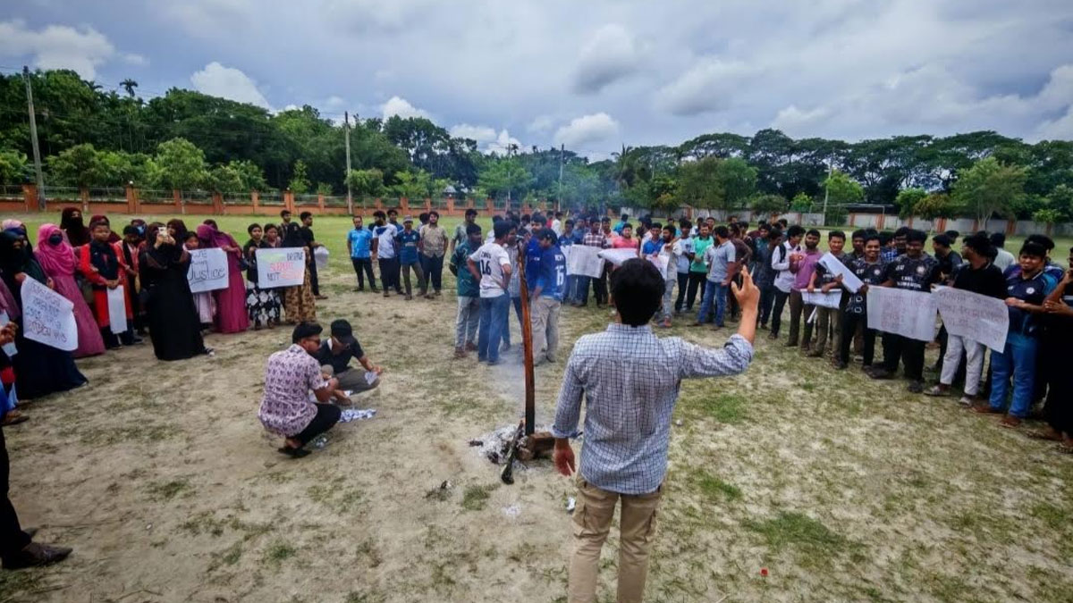 বরিশাল ইঞ্জিনিয়ারিং কলেজে প্রতিবাদী পথনাটক ও বিক্ষোভ মিছিল করেন শিক্ষার্থীরা। ছবি-রূপালী বাংলাদেশ