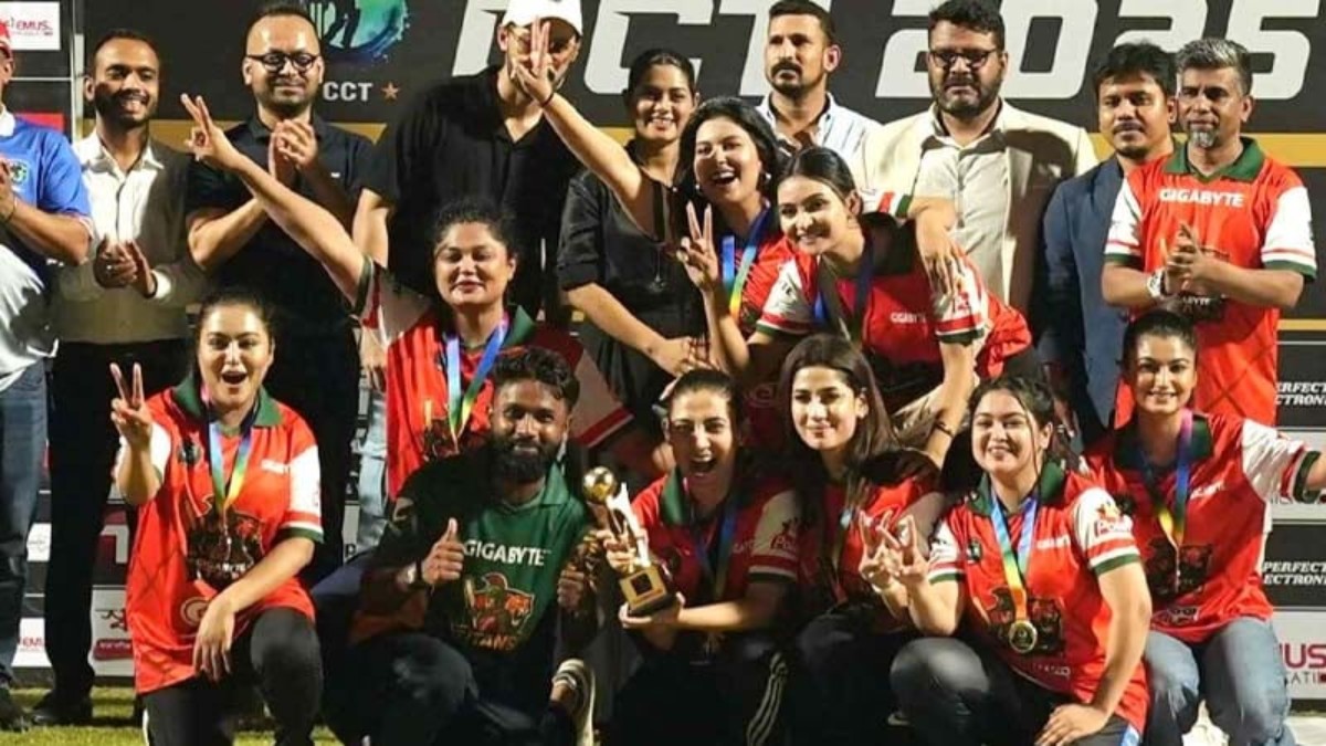 ৬ মডেল-অভিনেত্রীকে লিগ্যাল নোটিশ