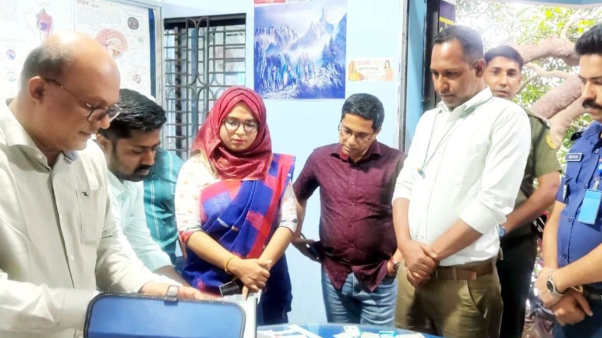 ফরিদগঞ্জের গুপ্টি পূর্ব ইউনিয়নের গল্লাক বাজারে অভিযান পরিচালনা করা হয়। ছবি-রূপালী বাংলাদেশ