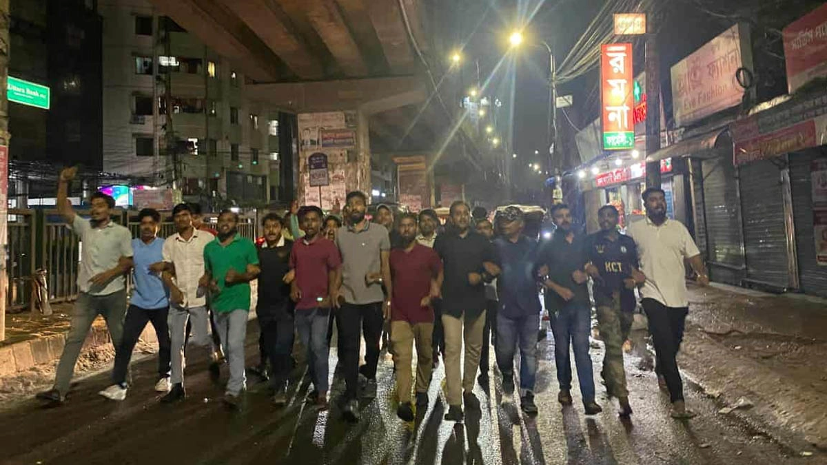 মগবাজারে ককটেল বিস্ফোরণের ঘটনায় প্রতিবাদে বিক্ষোভ মিছিল করেছে রমনা থানা ছাত্রদল। ছবি- রূপালী বাংলাদেশ
