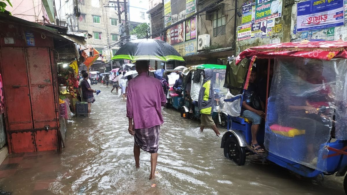 চট্টগ্রামের রাস্তায় হাঁটু সমান পানিতে চলাচল করছে মানুষ ও যানবাহন। ছবি- রূপালী বাংলাদেশ