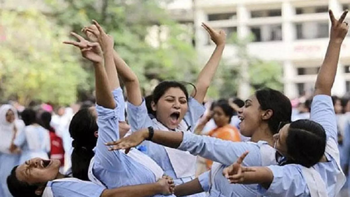 পরিক্ষার ফলাফল পেয়ে ইচ্ছ্বসিত শিক্ষার্থীরা। ছবি- সংগৃহীত