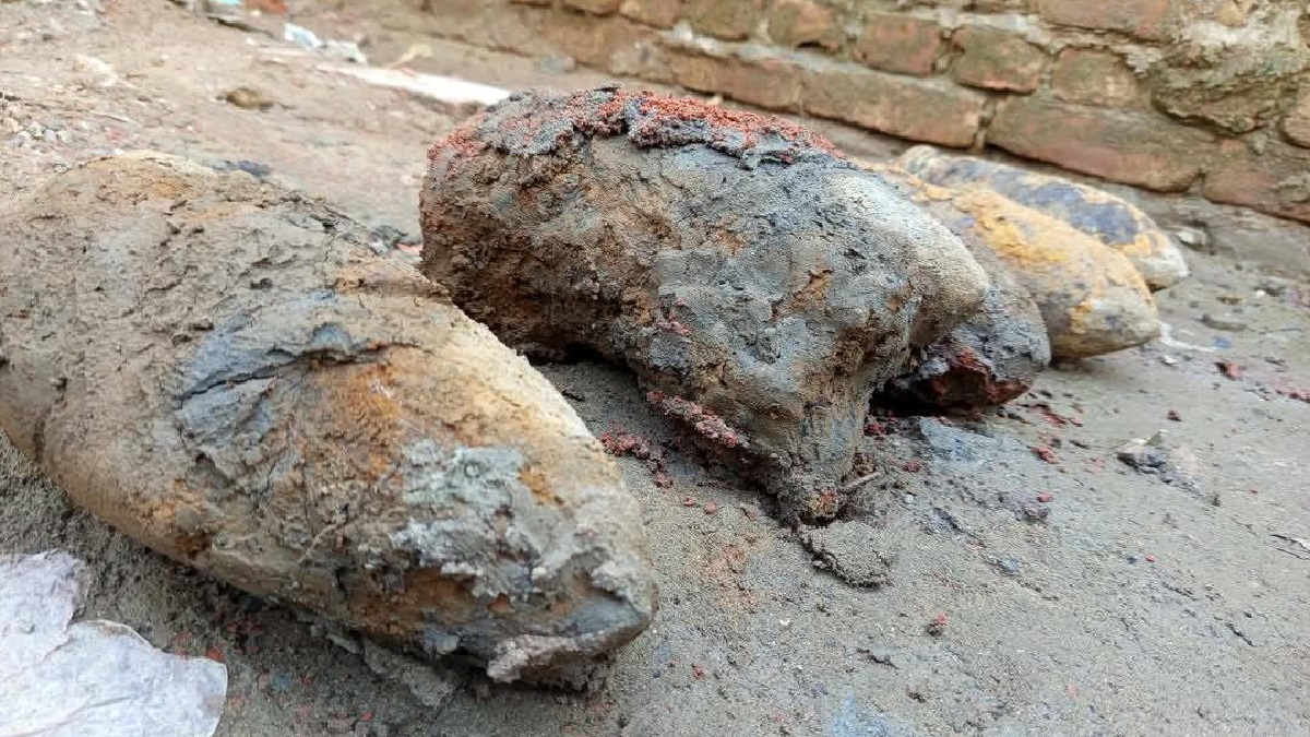 চট্টগ্রামে মাটি খুঁড়তে গিয়ে মিলল ৬ ‘বোমা’