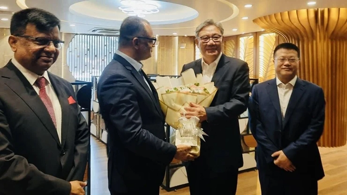 বাণিজ্য উপদেষ্টা শেখ বশিরউদ্দীন চীনের বাণিজ্যমন্ত্রীকে অভ্যর্থনা জানাচ্ছের।  ছবি- সংগৃহীত