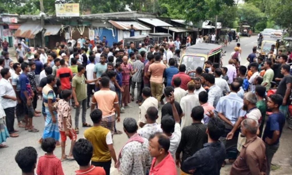 চেয়ারম্যান জিয়াউর রহমানের হাত-পা ভেঙে দেওযার প্রতিবাদে নিমতলা বাজারে বিক্ষোভকারীরা। ছবি- রূপালী বাংলাদেশ