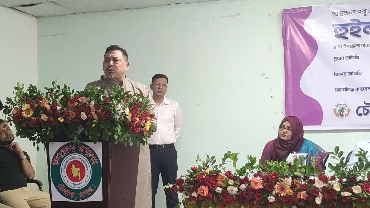 যশোরের চৌগাছা উপজেলা পরিষদ সভাকক্ষে এক অনুষ্ঠানে প্রধান অতিথির বক্তব্য দেন স্বরাষ্ট্র মন্ত্রণালয়ের সিনিয়র সচিব ড. নাসিমুল গনি। ছবি- রূপালী বাংলাদেশ