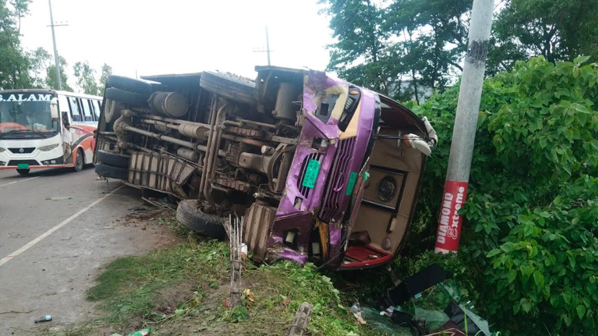 চন্দনাইশে চট্টগ্রামমুখী যাত্রীবাহী হানিফ বাস নিয়ন্ত্রণ হারিয়ে উল্টে পড়ে গেছে। ছবি-রূপালী বাংলাদেশ