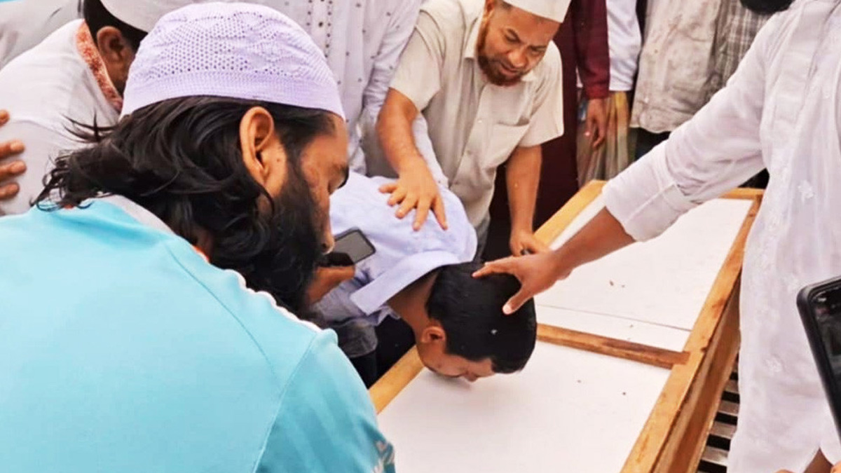 মেয়ে হুমায়রার কফিনে চুমু খেতে খেতে কান্নায় ভেঙে পড়েন বাবা দেলোয়ার। ছবি- সংগৃহীত