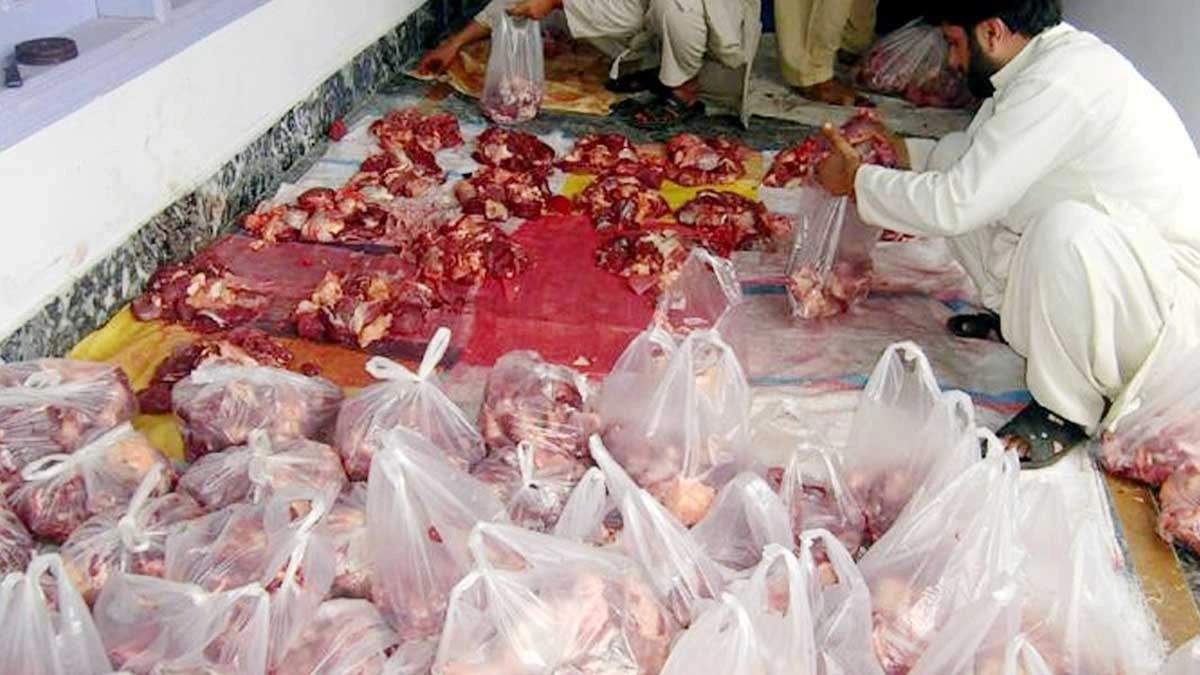 কোরবানির মাংস বন্টন। ছবি- সংগৃহীত