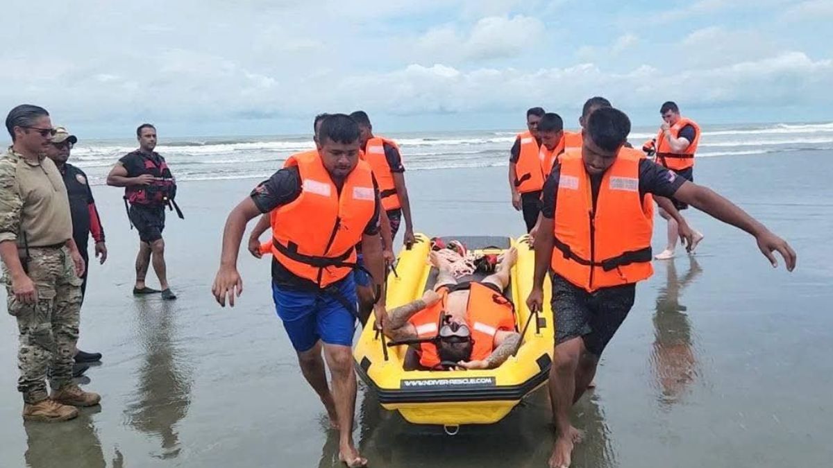 কক্সবাজারে ফায়ার সার্ভিসের কর্মীদের প্রশিক্ষণ দিল মার্কিন বাহিনী