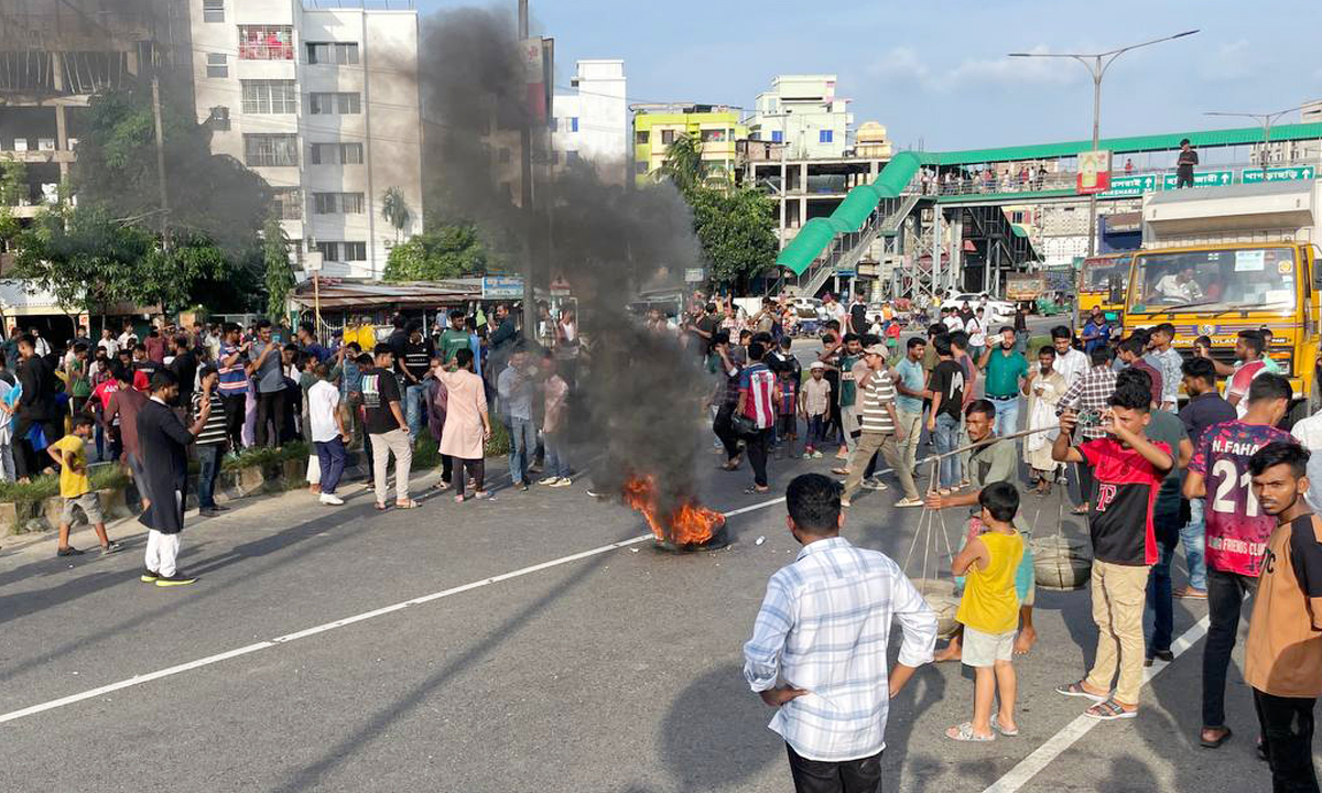 মহাসড়কের ফেনীর মহিপাল ফ্লাইওভারের দক্ষিণাংশে অবস্থান নেন ছাত্র-জনতা। ছবি- সংগৃহীত