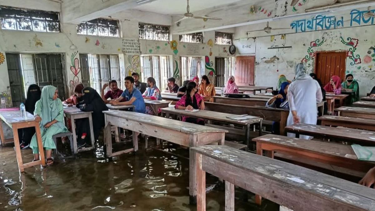 কুমিল্লা ভিক্টোরিয়া সরকারি কলেজে হাঁটু পানিতে বসিয়ে নেওয়া হচ্ছে ভর্তি পরিক্ষা। ছবি-সংগৃহীত