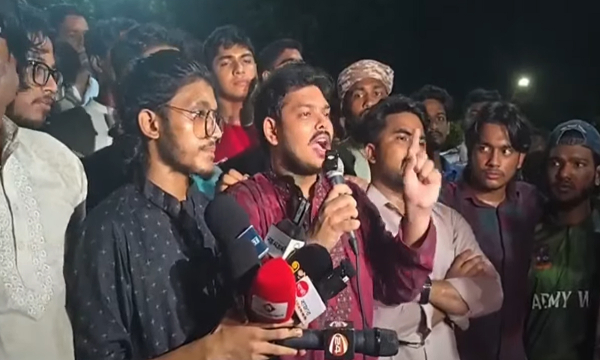 রাজু ভাস্কর্যের সামনে শিক্ষার্থীদের বিক্ষোভ সমাবেশ।  ছবি- ভিডিও থেকে নেওয়া
