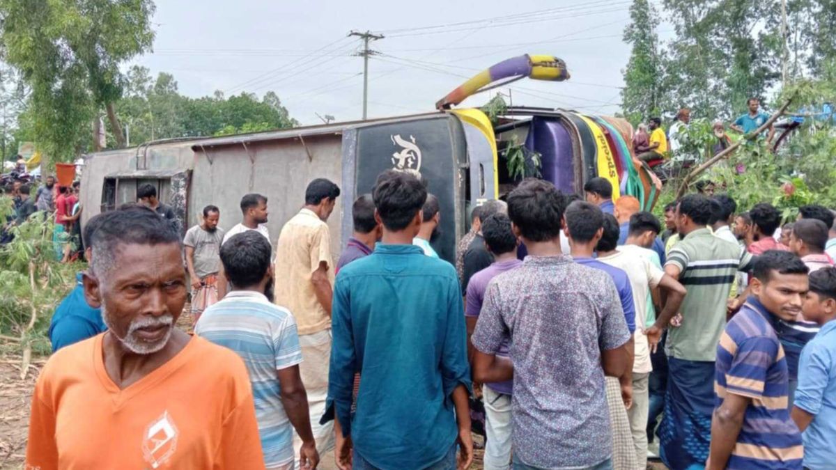 দিনাজপুরের ঘোড়াঘাটে যাত্রীবাহী বাস উল্টে খাদে পড়ে ২০ জন আহত হন। ছবি-সংগৃহীত