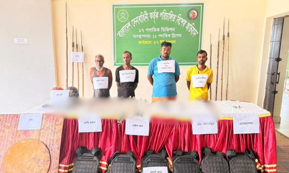 দিরাইয়ে অভিযানে চালিয়ে অস্ত্রসহ ৪ সন্ত্রাসী আটক করেছে সেনাবাহিনী। ছবি- রূপালী  বাংলাদেশ