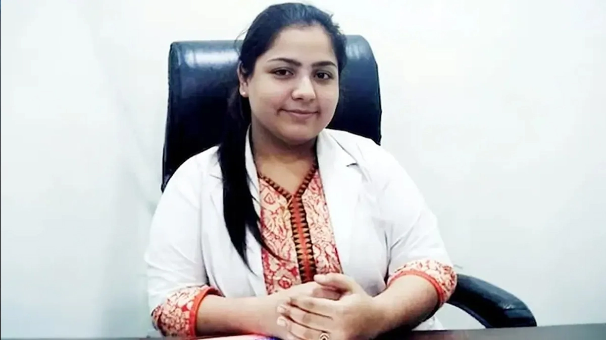 অভিযুক্ত দাঁতের চিকিৎসক অনুষ্কা তিওয়ারি। ছবি: সংগৃহীত