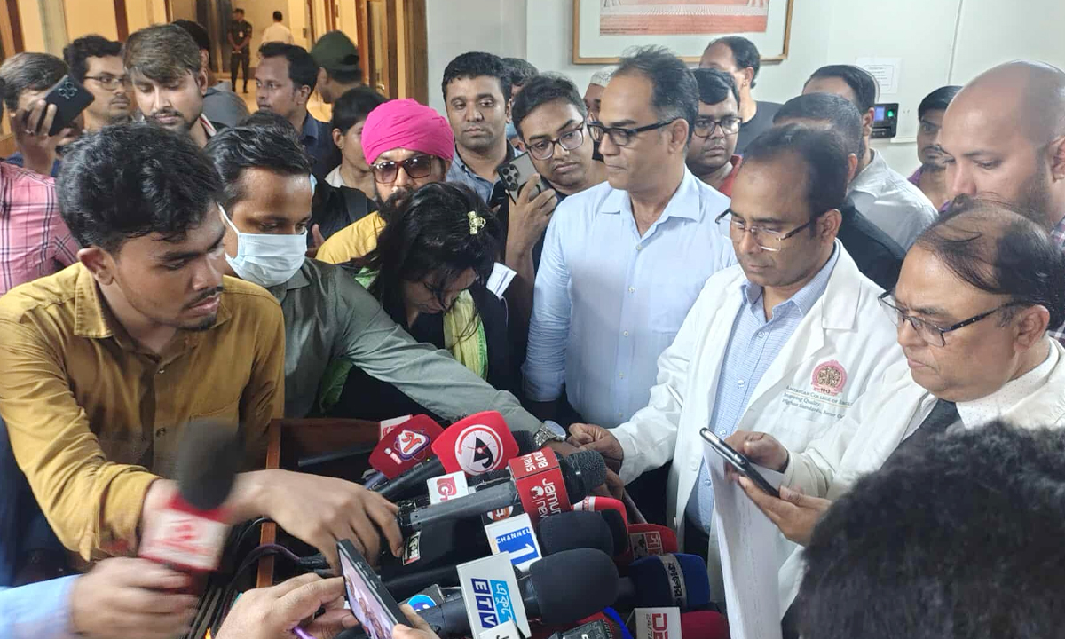 প্রেস ব্রিফিংয়ে সাংবাদিকদের সঙ্গে কথা বলছেন জাতীয় বার্ন ইনস্টিটিউটের পরিচালক অধ্যাপক ডা. নাসির উদ্দিন। ছবি- রূপালী বাংলাদেশ
