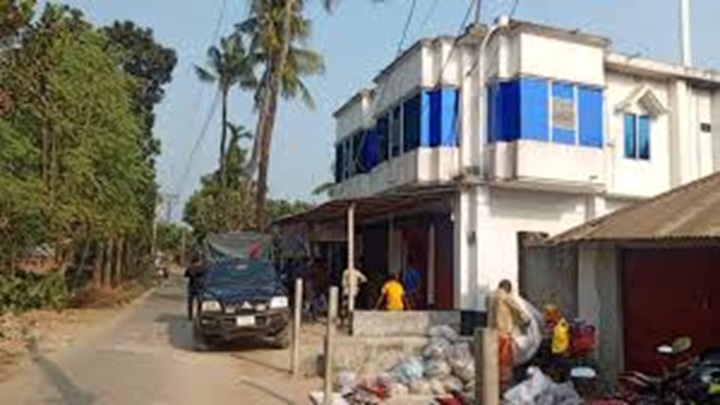 গাংনীতে বোমা বিস্ফোরণে এলাকা আতঙ্কিত