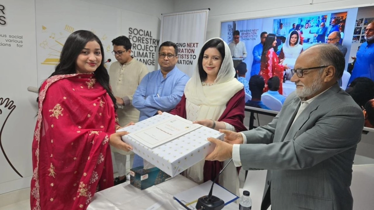 ক্ষুদে বিজ্ঞানীদের উৎসাহ দিলেন ডা. জুবাইদা রহমান