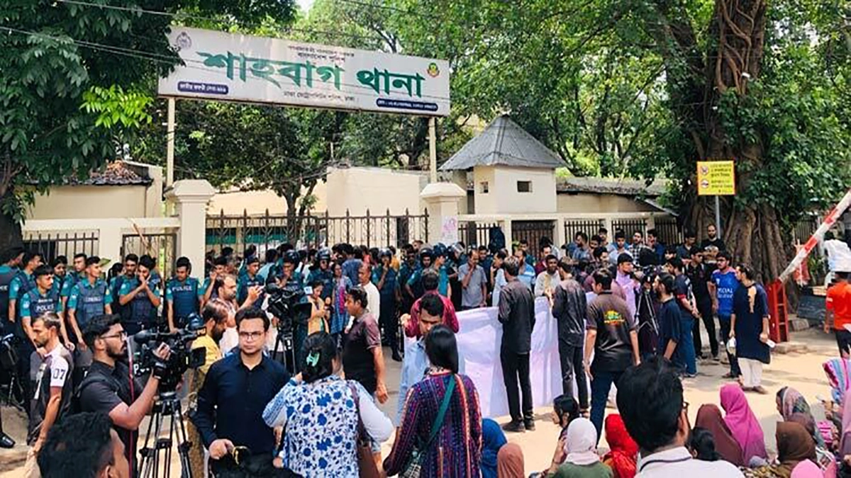 সাম্য হত্যার বিচারের দাবিতে শাহবাগ থানা ঘেরাও