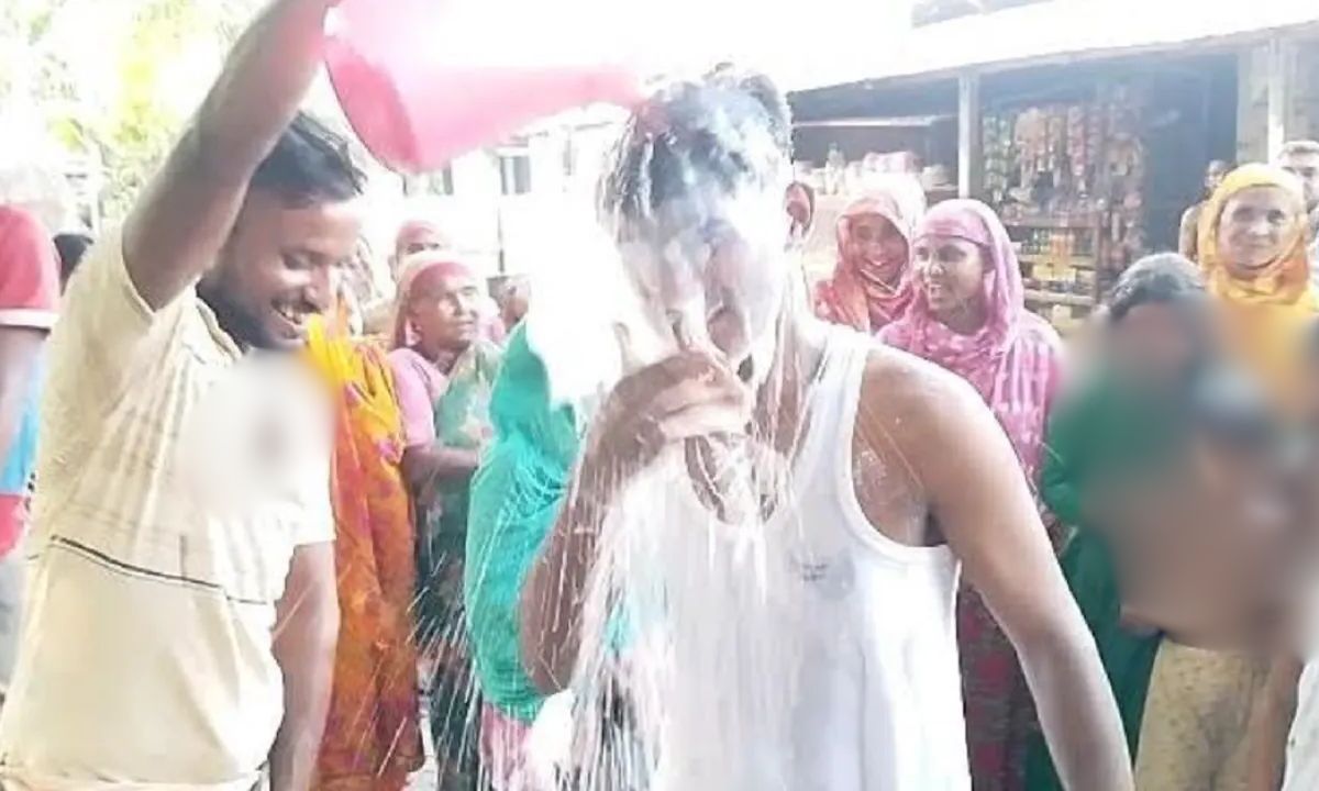 গাইবান্ধার সাদুল্লাপুরে দুধ দিয়ে গোসল যুবকের। ছবি- সংগৃহীত