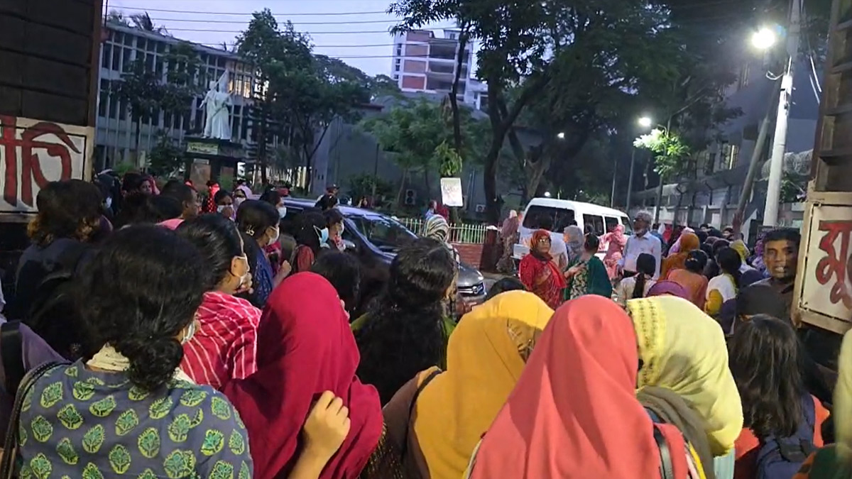 শিক্ষকদের গাড়ি আটকে বিক্ষোভ করছেন ইডেন মহিলা কলেজের শিক্ষার্থীরা। ছবি- ভিডিও থেকে নেওয়া
