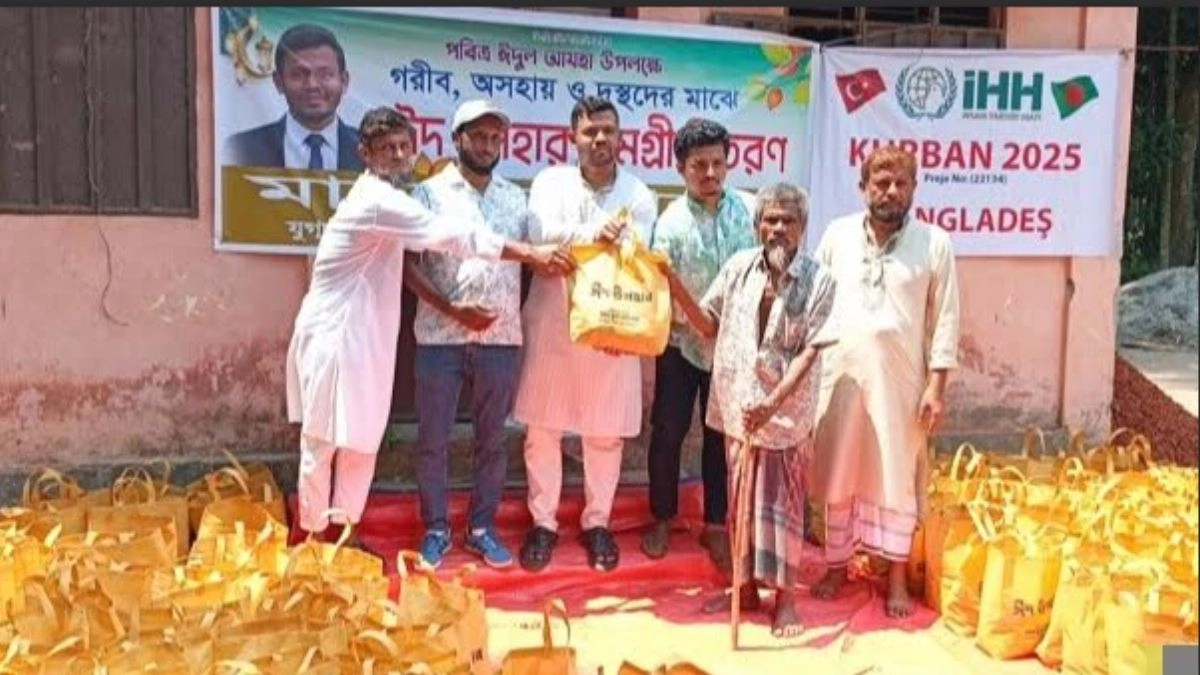 রামগঞ্জে ১ হাজার পরিবারের মাঝে ঈদ উপহার বিতরণ। ছবি-রূপালী বাংলাদেশ