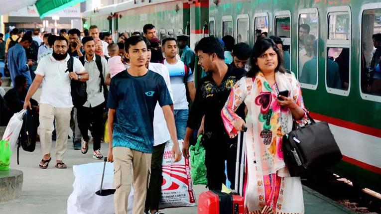 রেলওয়ে স্টেশন যাত্রীদের ভিড়।  ফাইল ছবি