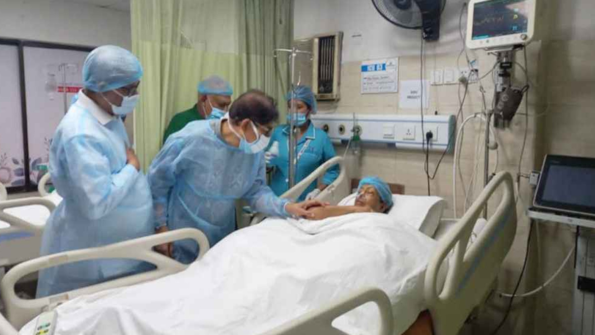 শিল্পী ফরিদা পারভীনকে দেখতে হাসপাতালে যান বিএনপি মহাসচিব মির্জা ফখরুল ইসলাম আলমগীর। ছবি- সংগৃহীত