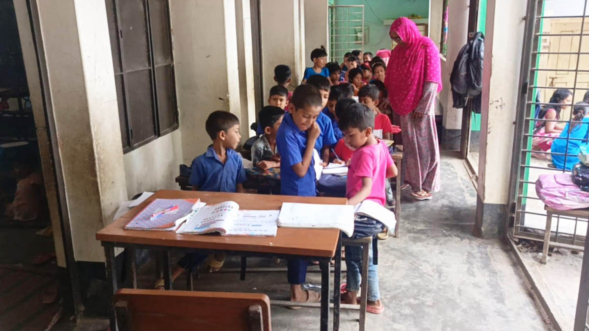 কুমারপুটি সরকারি প্রাথমিক বিদ্যালয়ে শ্রেণিকক্ষ সংকট। ছবি- রূপালী বাংলাদেশ