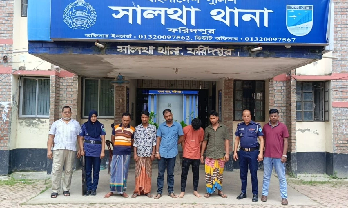 আটক পাঁচজন। ছবি- রূপালী বাংলাদেশ
