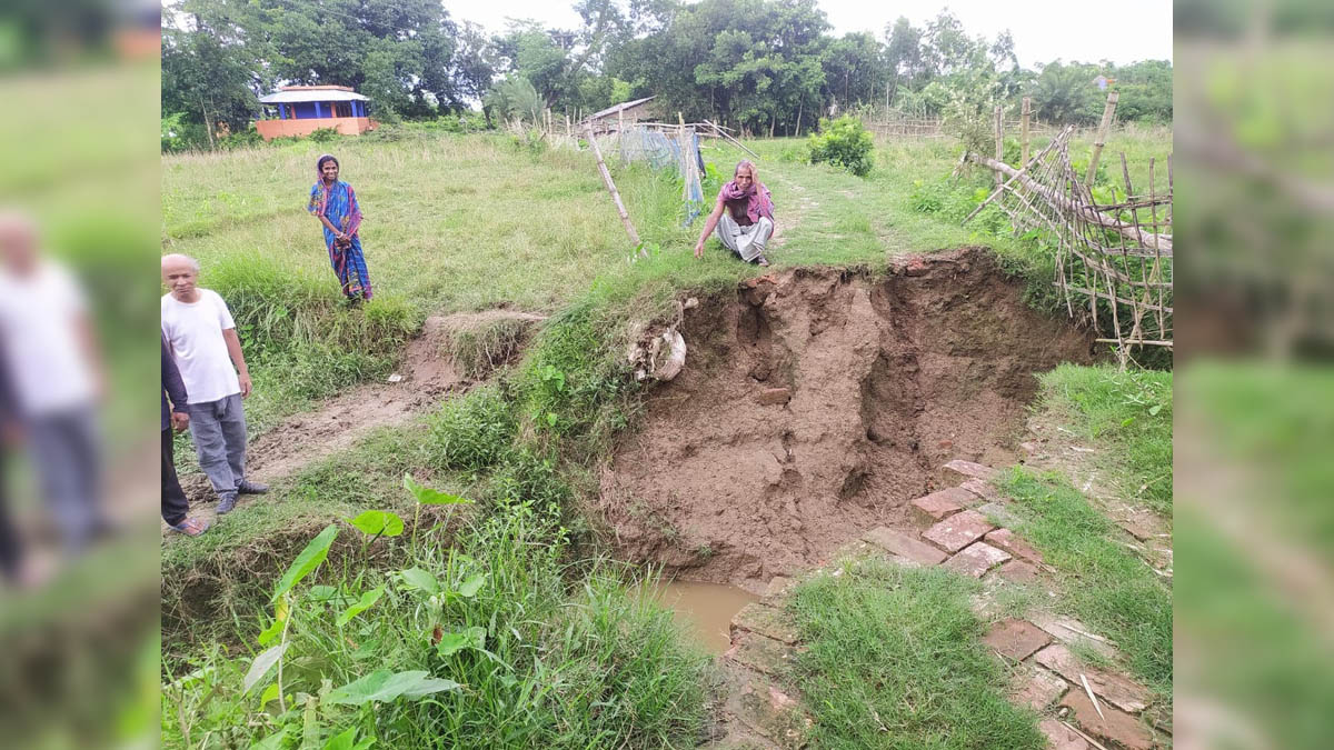 হারুয়ালছড়ি ইউনিয়নের ৫ নম্বর ওয়ার্ডে ভুবণ মহাজন বাড়ির একটি গ্রামীণ সড়কের ভাঙা অংশ। ছবি- রূপালী বাংলাদেশ