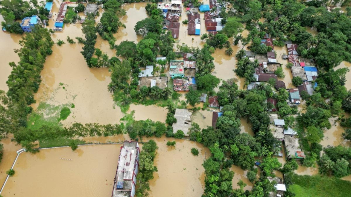 নদীর বাঁধ ভেঙে প্লাবিত গ্রাম। ছবি- সংগৃহীত