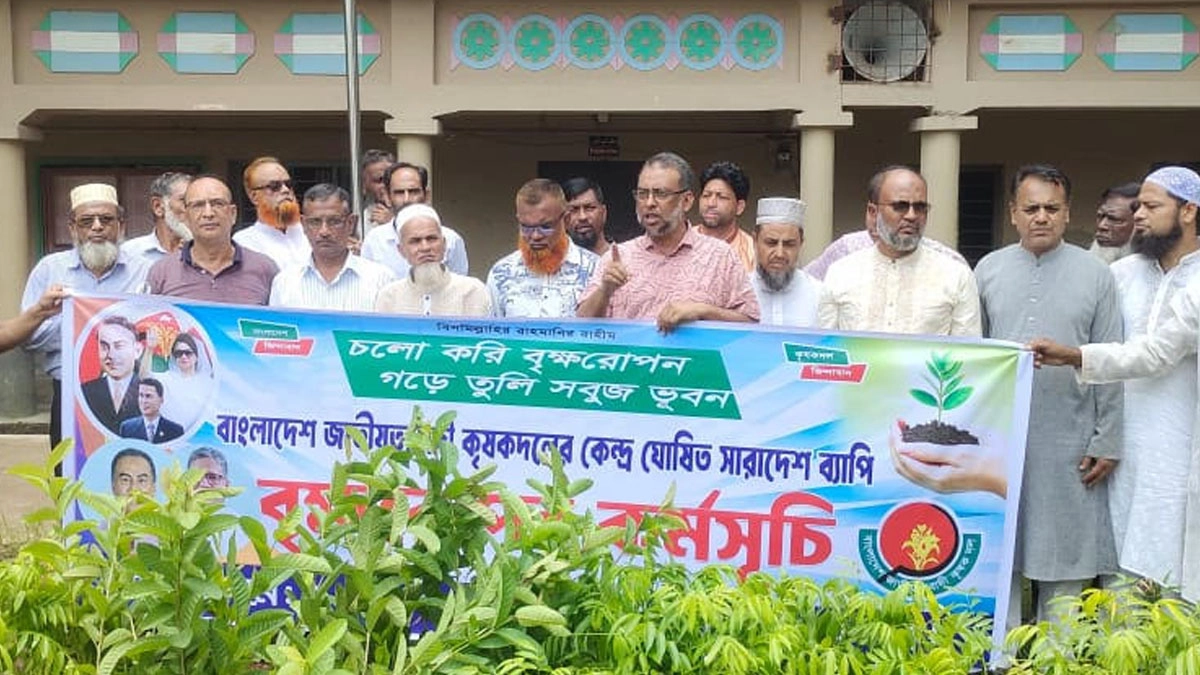 কৃষক দলের উদ্যোগে বৃক্ষরোপণ কর্মসূচির উদ্বোধন করছেন বিএনপি নেতা মশিউর রহমান বিপ্লব। ছবি- রূপালী বাংলাদেশ