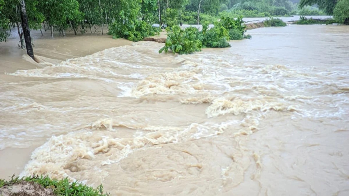 বাঁধ ভেঙে লোকালয়ে পানি ঢুকছে। ছবি- সংগৃহীত