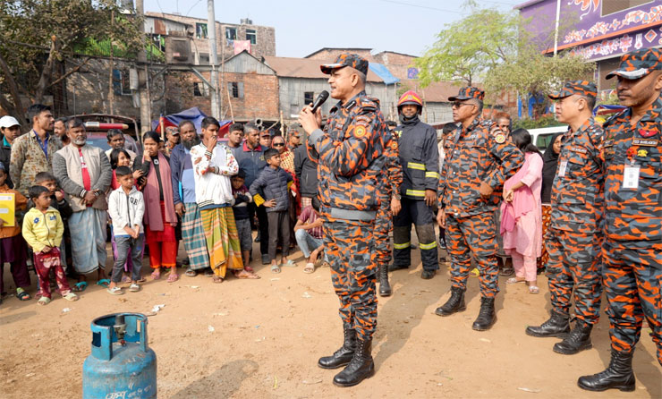 কড়াইল বস্তিতে ফায়ার সার্ভিসের গণসংযোগ