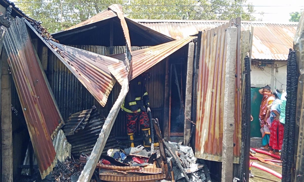 টাঙ্গাইল পৌর শহরের কান্দাপাড়া যৌনপল্লীতে আগুন।  ছবি- রূপালী বাংলাদেশ