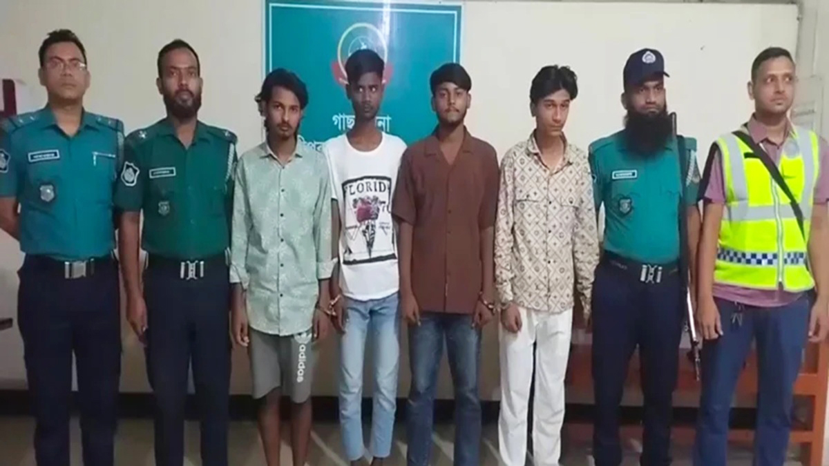 গাজীপুরে বাটা শোরুমে ভাঙচুর, আটক ৪