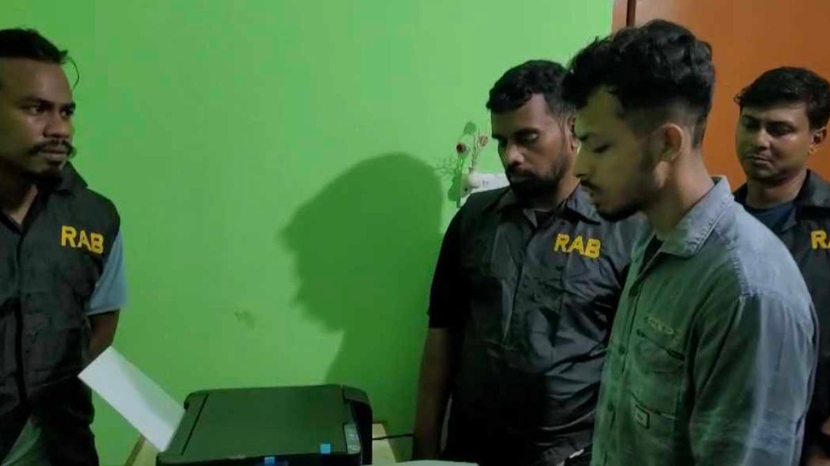 কালিয়াকৈর উপজেলার থেকে জাল টাকা তৈরির কারিগর রিয়াজ হোসেনকে গ্রেপ্তার করেছে র‌্যাব। ছবি-সংগৃহীত