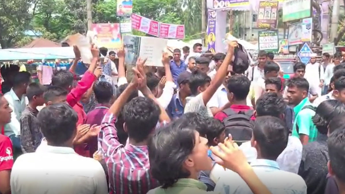 গাজীপুরে শিক্ষার্থীদের সড়ক অবরোধ