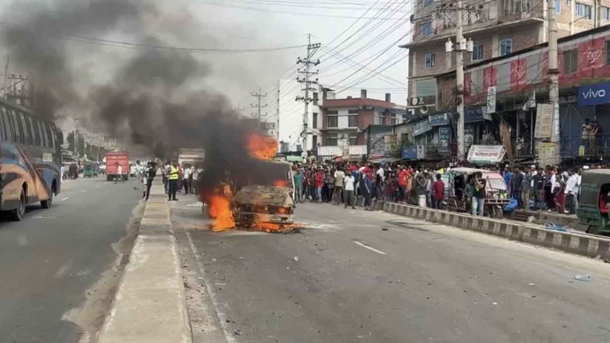 কালিয়াকৈর উপজেলার চন্দ্রা পল্লীবিদ্যুৎ এলাকায় একটি চলন্ত বাসে আগুন লাগে। ছবি-সংগৃহীত
