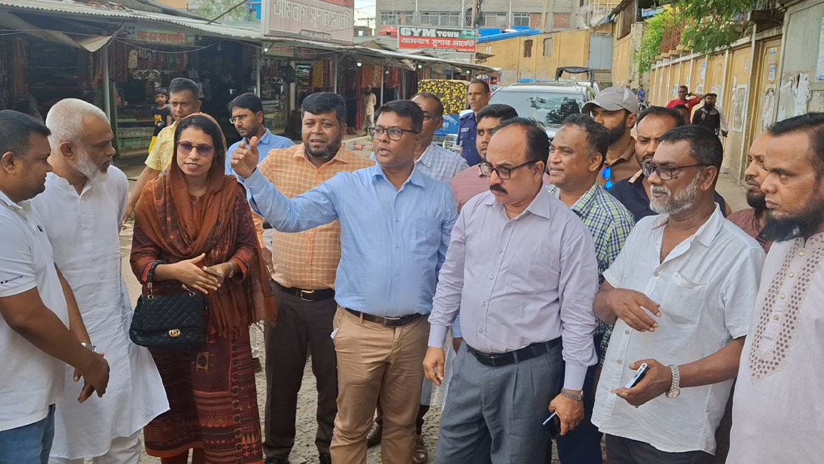 গাজীপুরে রাস্তা ও ড্রেন নির্মাণকাজের উদ্বোধন করেছেন বিভাগীয় কমিশনার শরফ উদ্দিন আহমেদ চৌধুরী ।   ছবি- সংগৃহীত