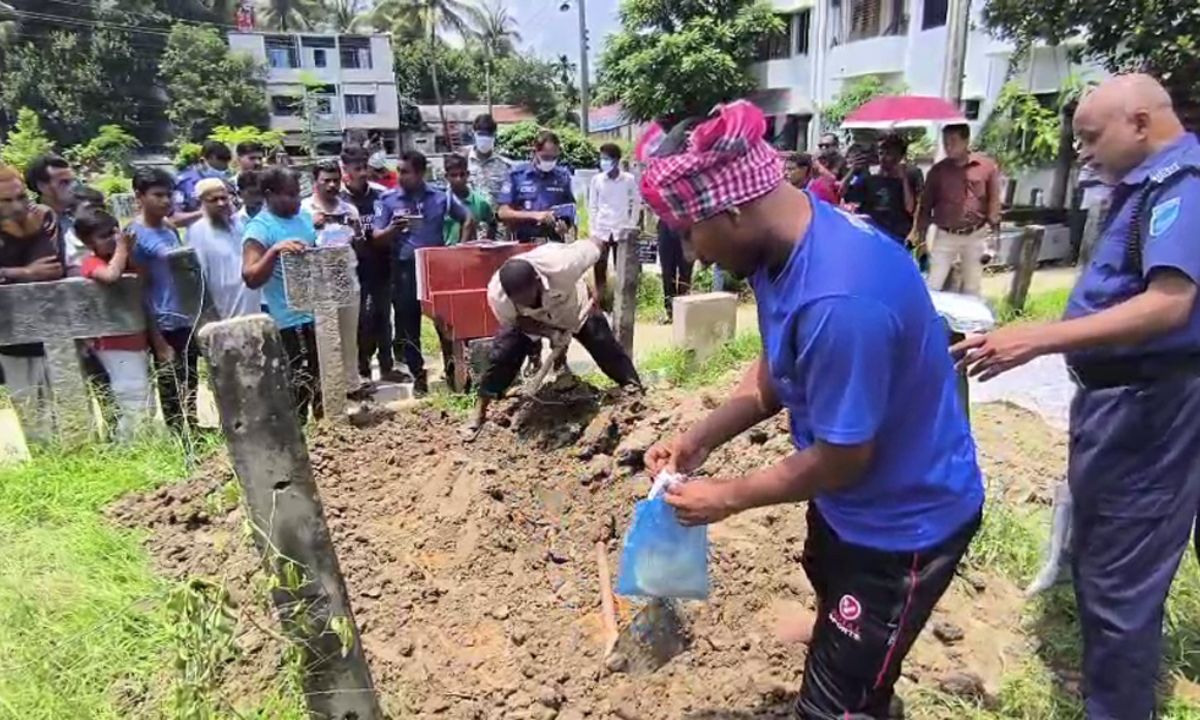 গোপালগঞ্জে কবর খুঁড়ে সংঘর্ষে নিহত তিনজনের মরদেহ তোলা হয়। ছবি- রূপালী বাংলাদেশ