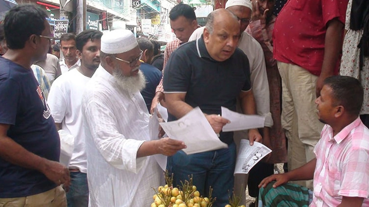 গোপালগঞ্জে বিএনপির রাষ্ট্র কাঠামো মেরামতের ৩১ দফার লিফলেট বিতরণ। ছবি- সংগৃহীত