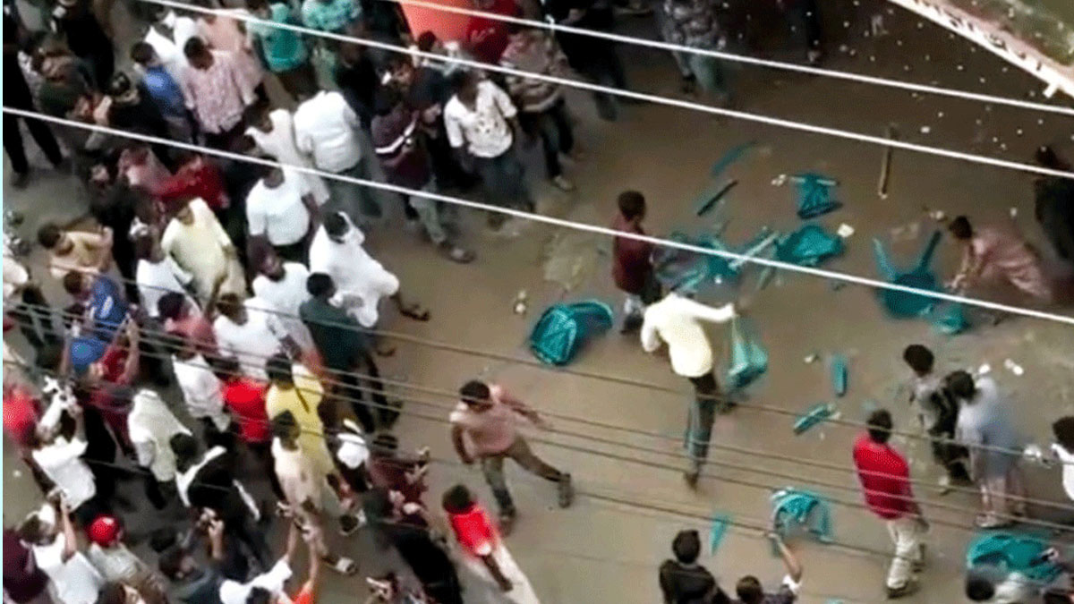 কারিগরি ত্রুটি দেখা দিলে ময়মনসিংহের ছায়াবাণী সিনেমা হলে ভাঙচুর ও লুটপাট চালিয়েছে দর্শকেরা।            ছবি- সংগৃহীত