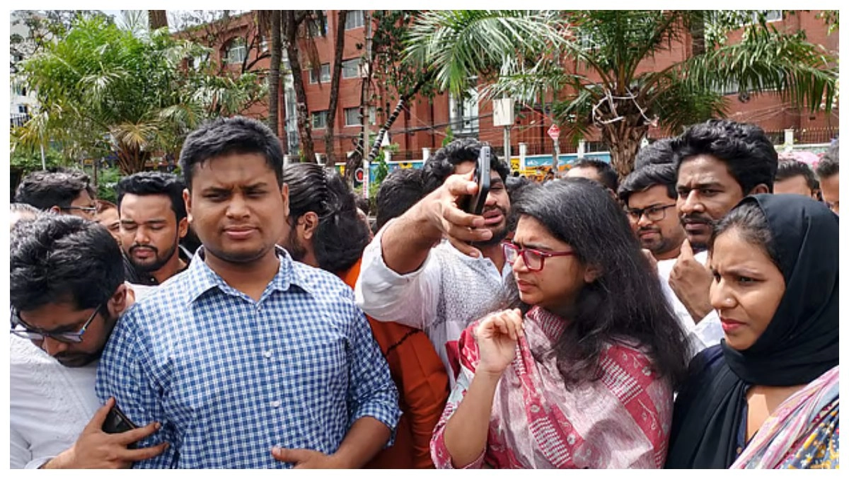 চট্টগ্রাম নগরের বিপ্লব উদ্যানে সাংবাদিকদের সঙ্গে আলাপকালে হাসনাত আবদুল্লাহ। ছবি: সংগৃহীত
