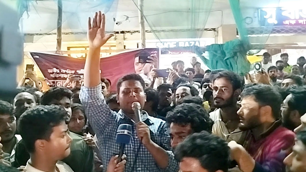 চট্টগ্রামের পটিয়া থানার মোড় এলাকায় এক পথসভায় বক্তব্য দেন এনসিপির দক্ষিণ চট্টগ্রামের মুখ্য সংগঠক হাসনাত আবদুল্লাহ। ছবি-ভিডিও থেকে নেওয়া