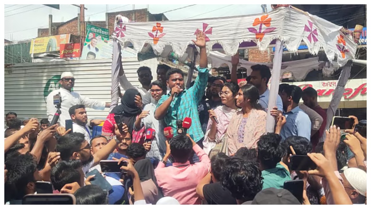চট্টগ্রামের রাঙ্গুনিয়ায় পথসভায় বক্তব্য দিচ্ছেন এনসিপির দক্ষিণাঞ্চলের মুখ্য সংগঠক হাসনাত আবদুল্লাহ। ছবি: সংগৃহীত