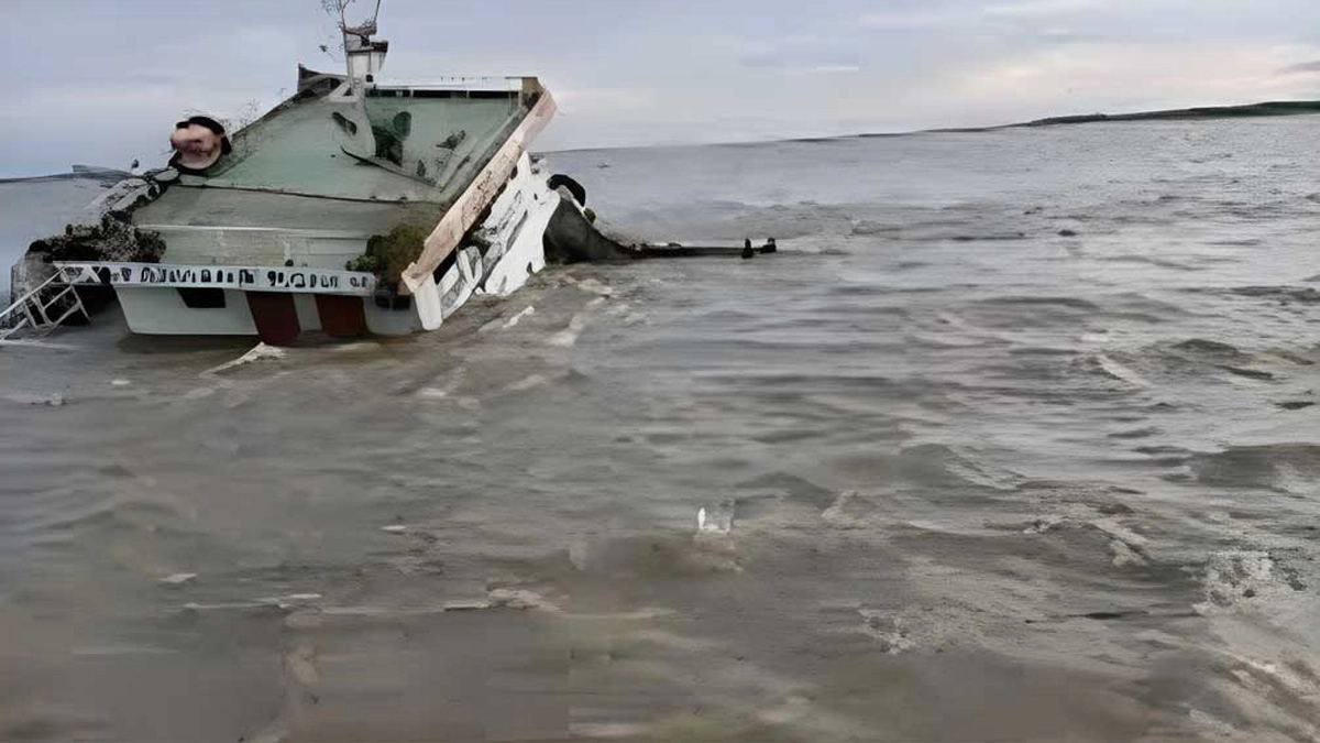 মেঘনা নদীতে ঝড়ো বাতাস ও ঢেউয়ের তোড়ে রড-সিমেন্ট বোঝাই একটি ট্রলার ডুবে গেছে। ছবি- সংগৃহীত